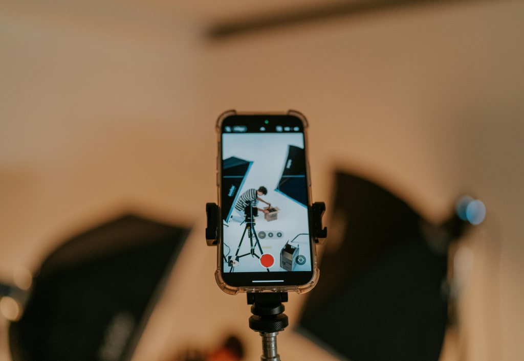 Profesional artístico fotografiando a una clienta en su estudio para redes sociales
