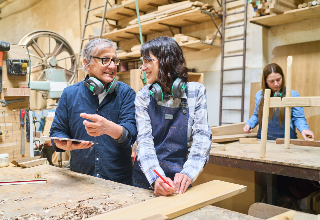 Artesano trabajando en su taller con técnicas tradicionales protegidas por indicaciones geográficas