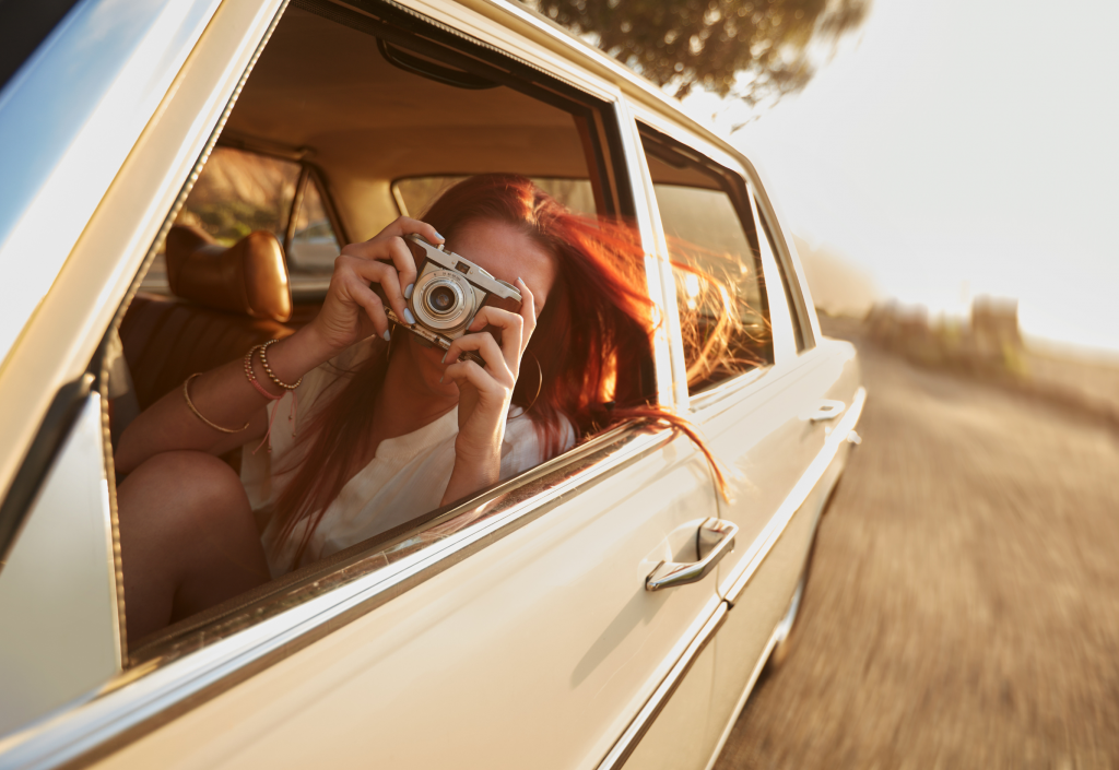 Artista europea pintando un mural en el extranjero gracias a una beca de movilidad cultural