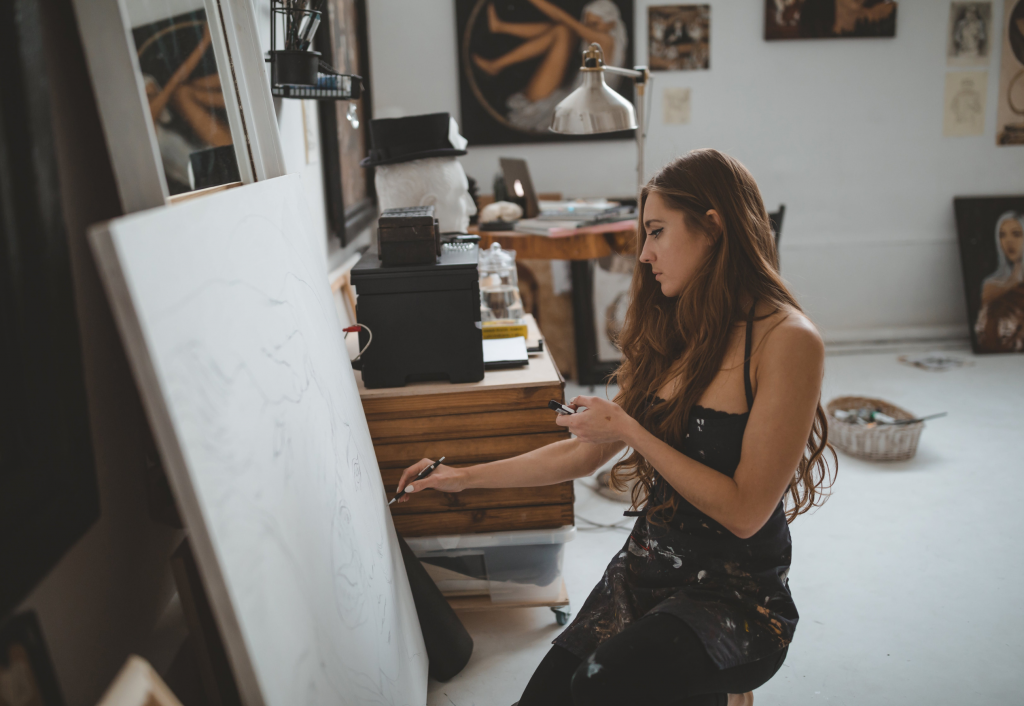 Artista trabajando en su estudio creativo y protegiendo su marca y diseños con el Fondo para PYMES EUIPO 2026